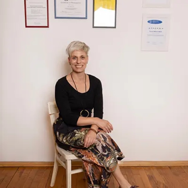 Nina Krotić prikazuje svoje sertifikate i dodatne edukacije u oblasti logopedije