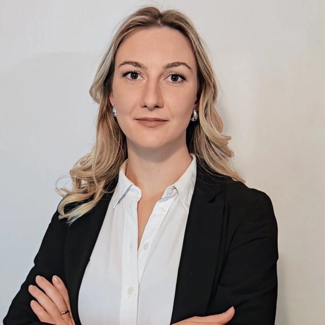 Lana Zrnić, defektolog-somatoped i master senzomotorne integracije, smeje se tokom rada sa decom